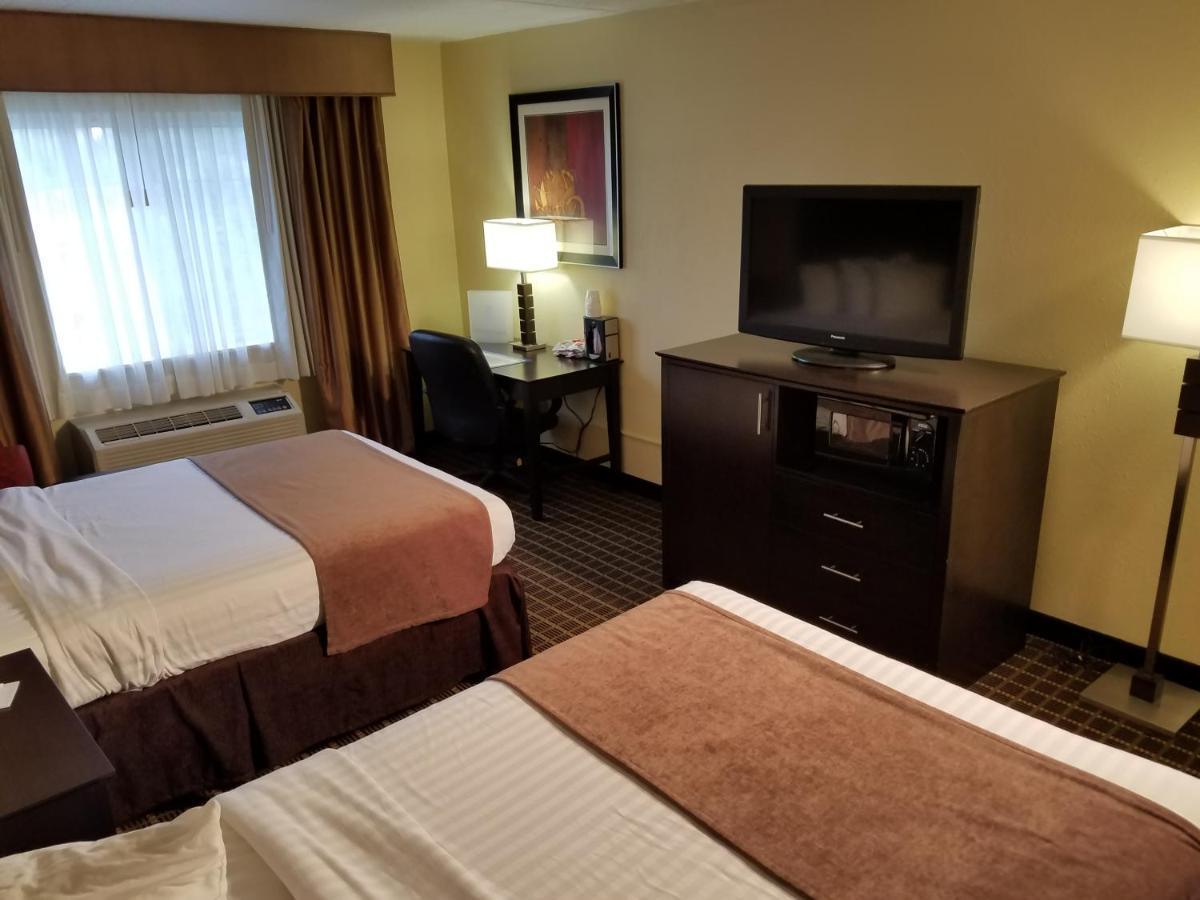 Quality Inn & Suites Morgantown - University Area Bagian luar foto