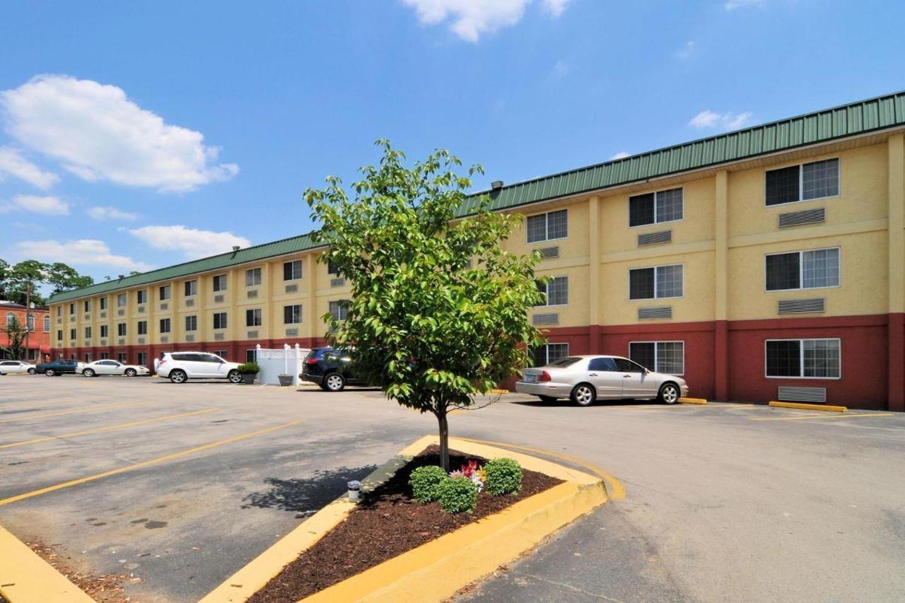 Quality Inn & Suites Morgantown - University Area Bagian luar foto