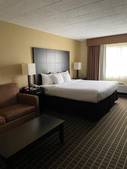 Quality Inn & Suites Morgantown - University Area Bagian luar foto