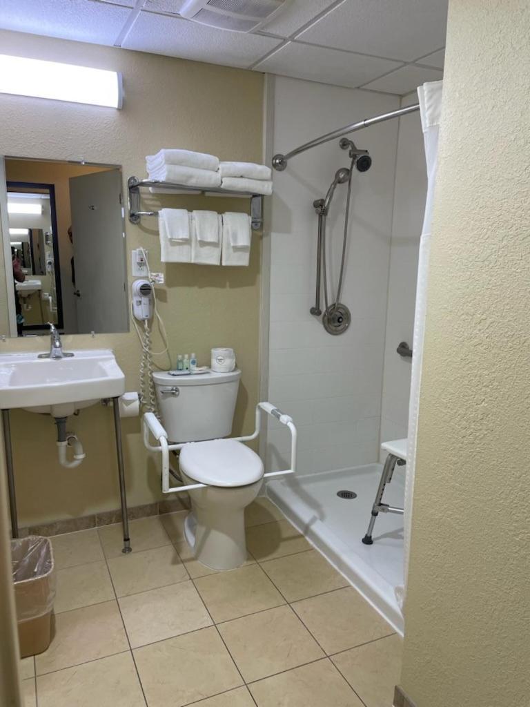 Quality Inn & Suites Morgantown - University Area Bagian luar foto