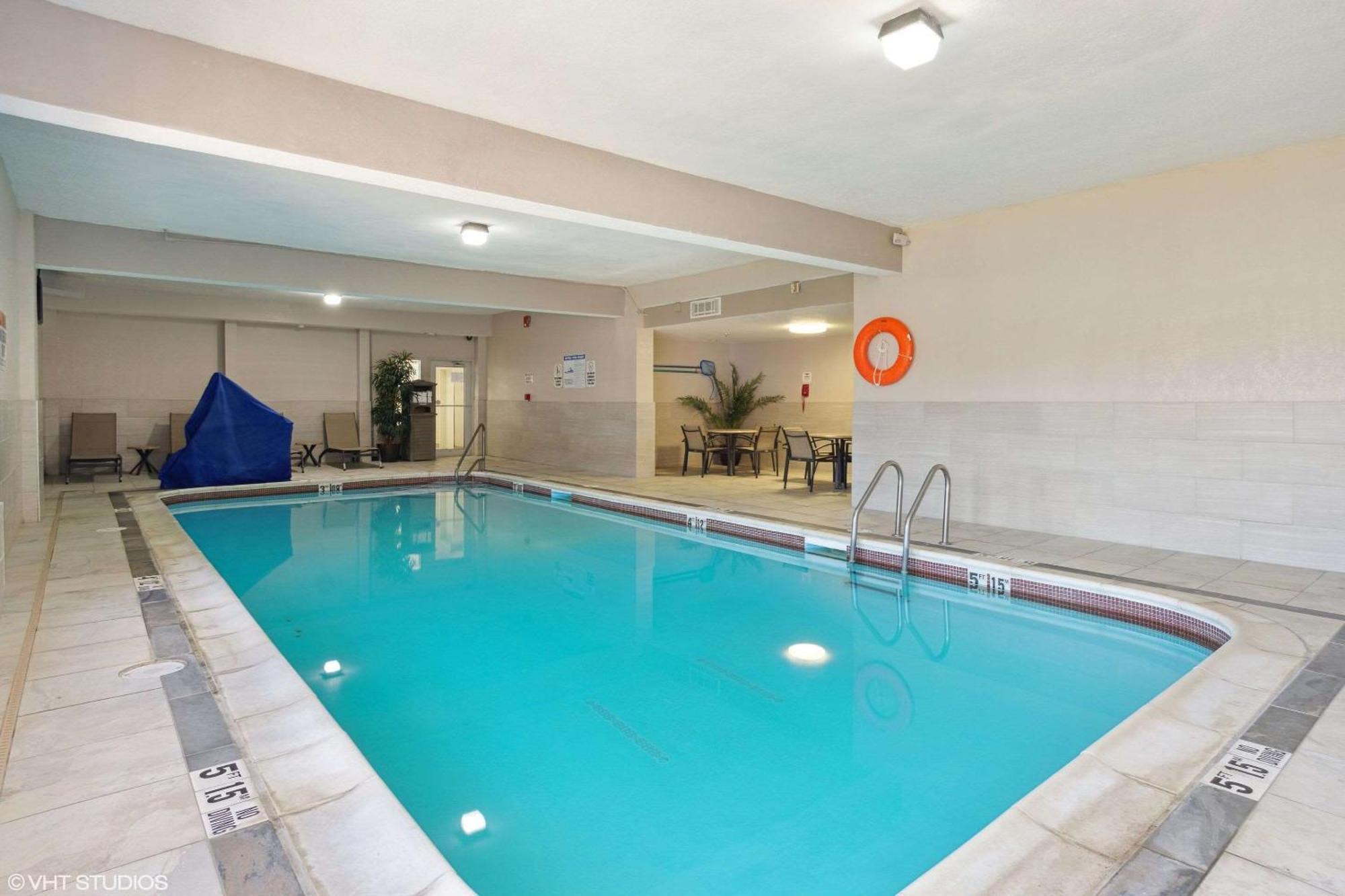 Quality Inn & Suites Morgantown - University Area Bagian luar foto