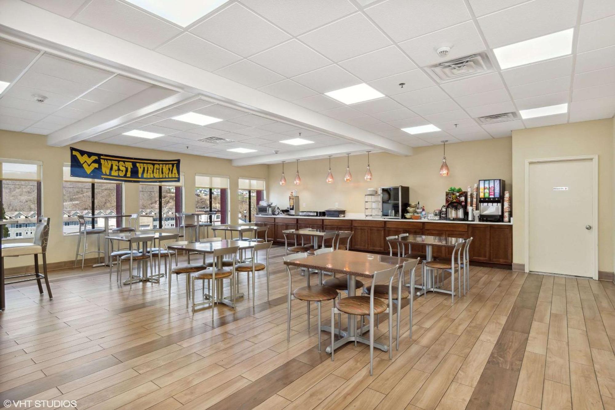Quality Inn & Suites Morgantown - University Area Bagian luar foto