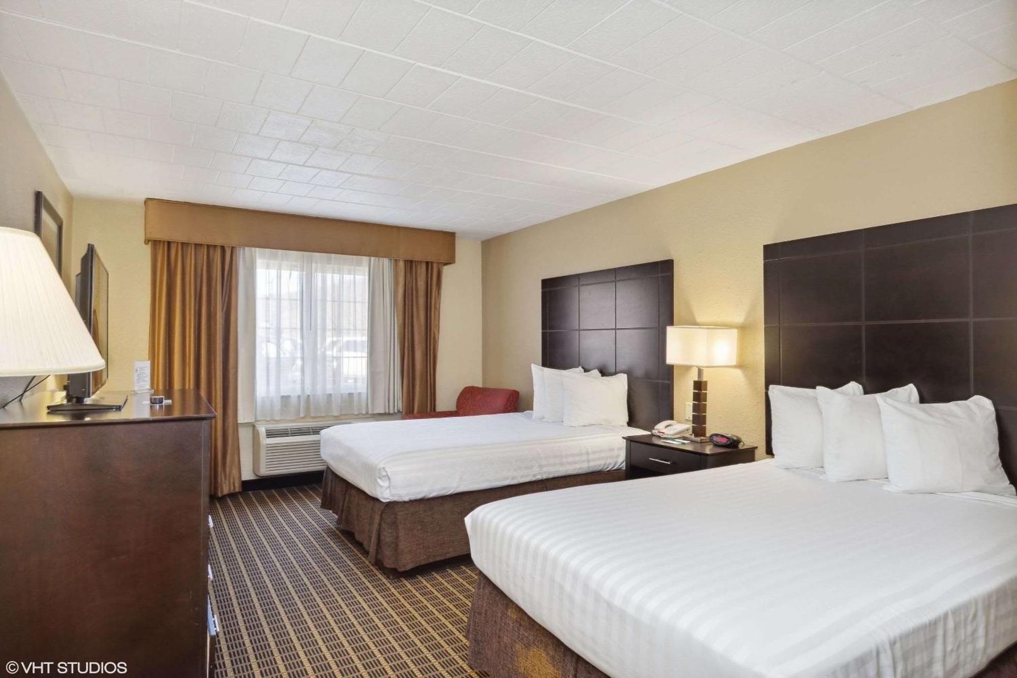 Quality Inn & Suites Morgantown - University Area Bagian luar foto