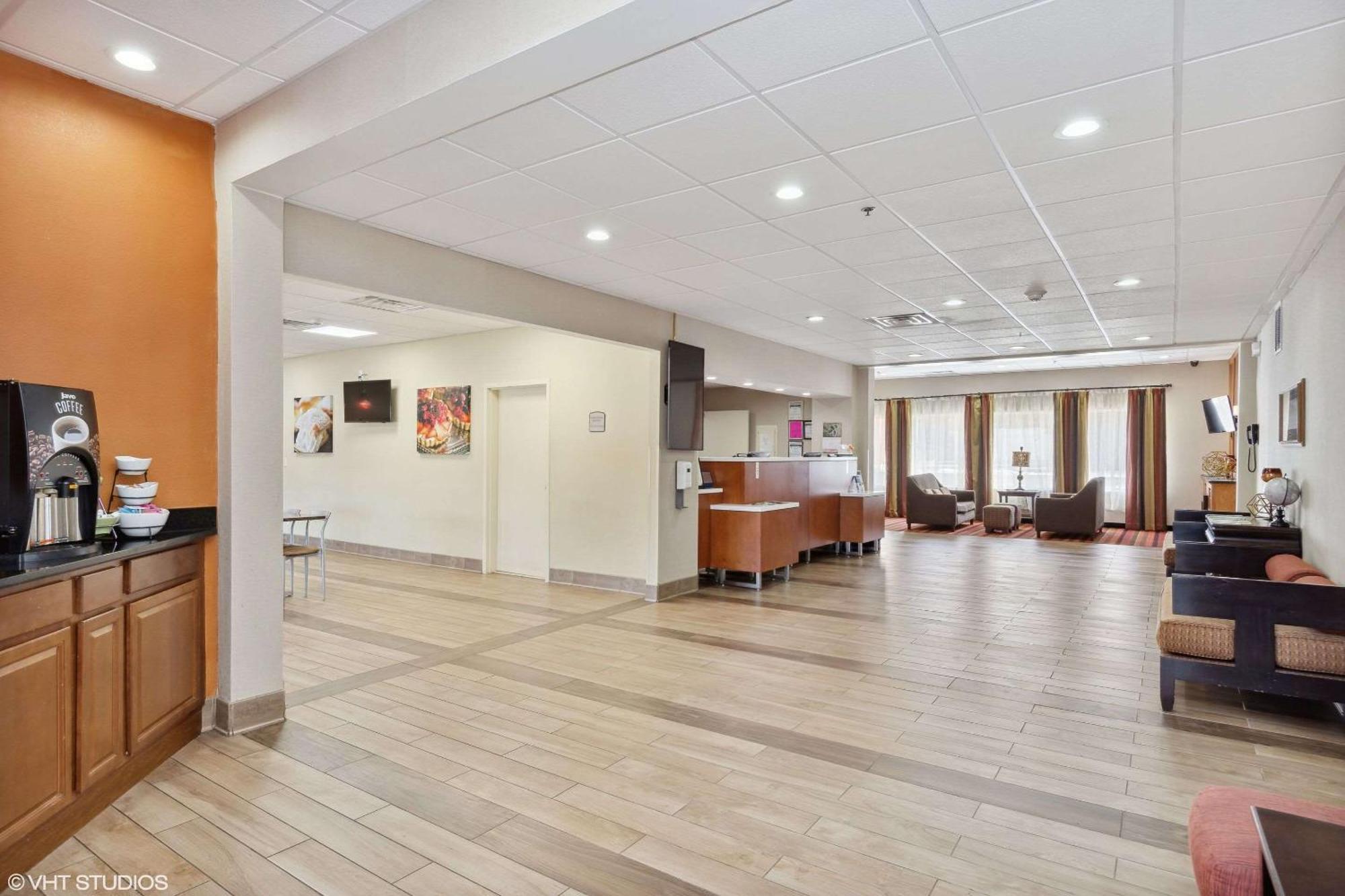 Quality Inn & Suites Morgantown - University Area Bagian luar foto