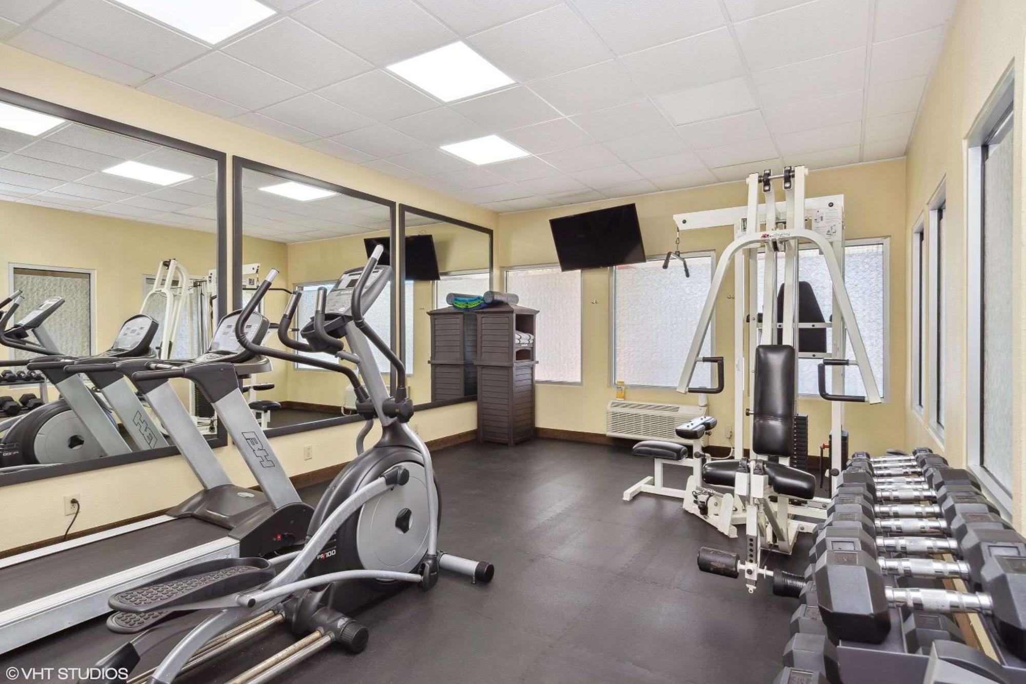 Quality Inn & Suites Morgantown - University Area Bagian luar foto