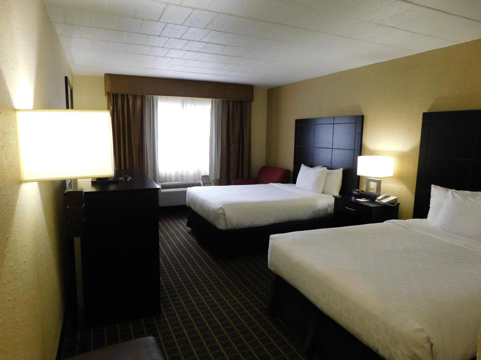 Quality Inn & Suites Morgantown - University Area Bagian luar foto