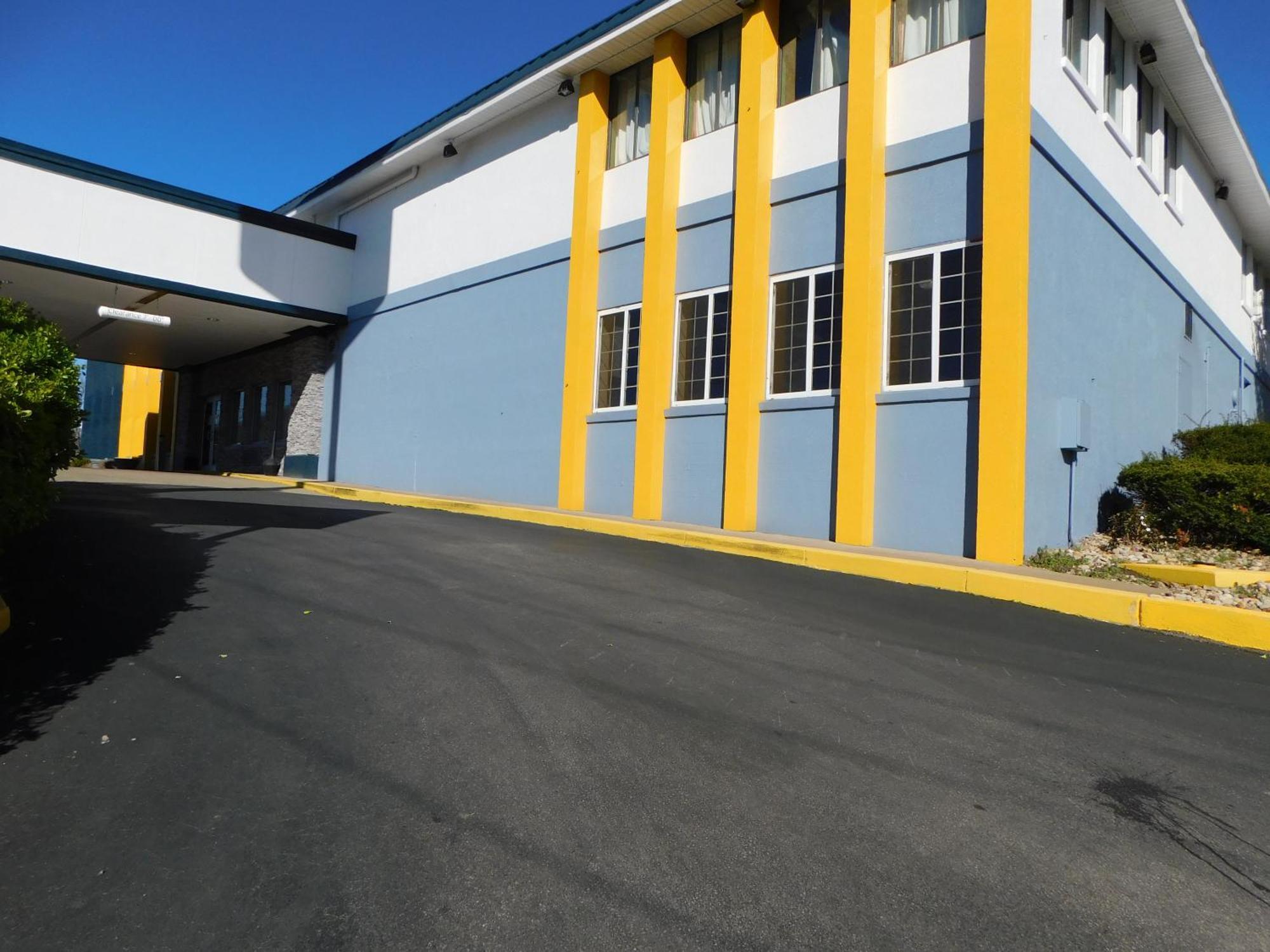 Quality Inn & Suites Morgantown - University Area Bagian luar foto