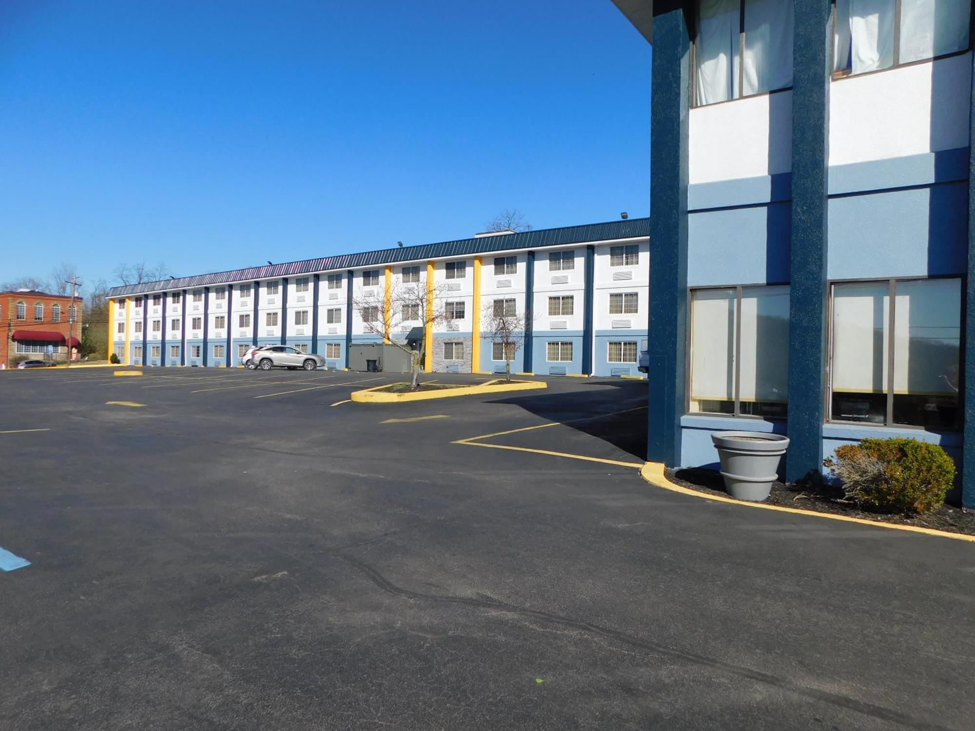 Quality Inn & Suites Morgantown - University Area Bagian luar foto